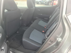 Vue intérieure d'une voiture Nissan Leaf électrique de 2018