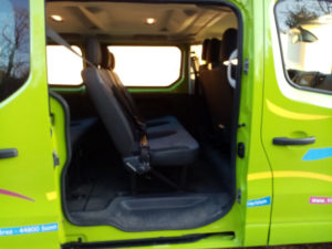 Vue intérieure d'un minibus Opel Vivaro 9 places de 2016
