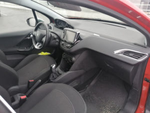 Vue intérieure d'une voiture Peugeot 208 de 2018