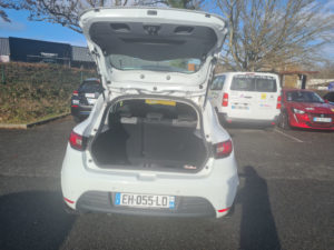 Vue coffre d'une voiture Renault Clio 4 de 2016