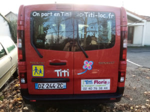 Vue arrière d'un minibus Renault Trafic 9 places de 2016
