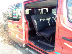 Vue intérieur-côté d'un minibus Renault Trafic 9 places de 2016