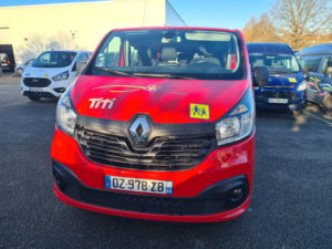 Vue avant d'un minibus Renault Trafic 9 places de 2016